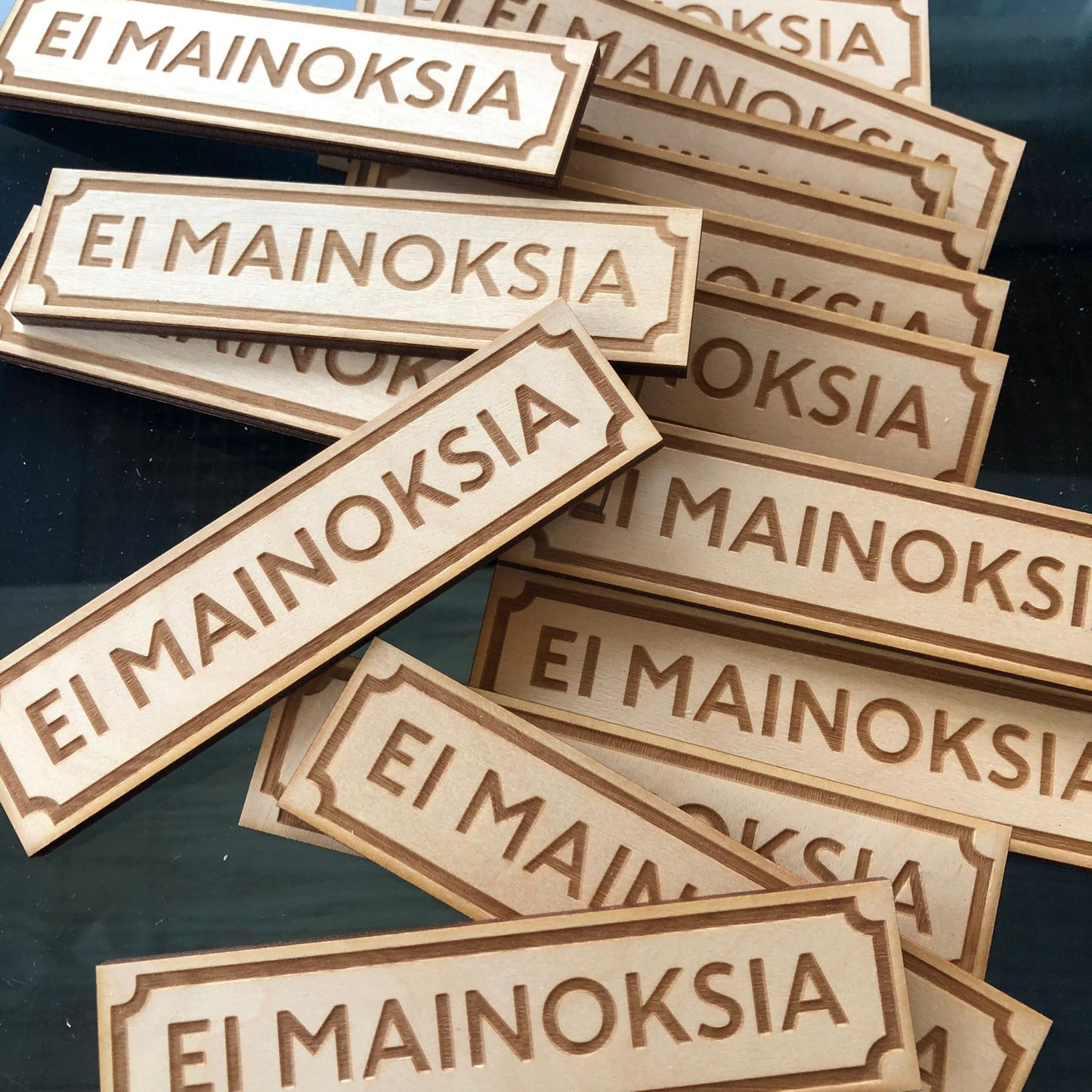 EI MAINOKSIA - wooden sign